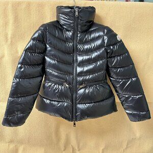 This Moncler women's fitted down jacket features a mini-puffy design, offering w